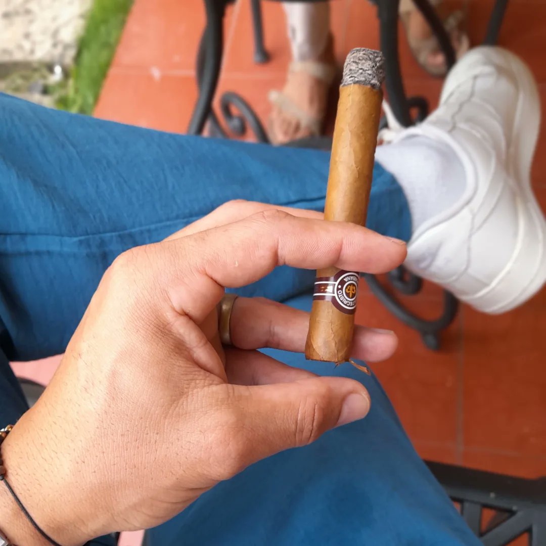 Cuba se respira en tres esencias: el aroma del café al amanecer, la elegancia del tabaco entre historias y la calidez del ron que abraza la noche. Tres sabores, un mismo latido. 🇨🇺✨
Autor original en IG: @adrix_yero
#CubaAuténtica #SaboresDeCuba