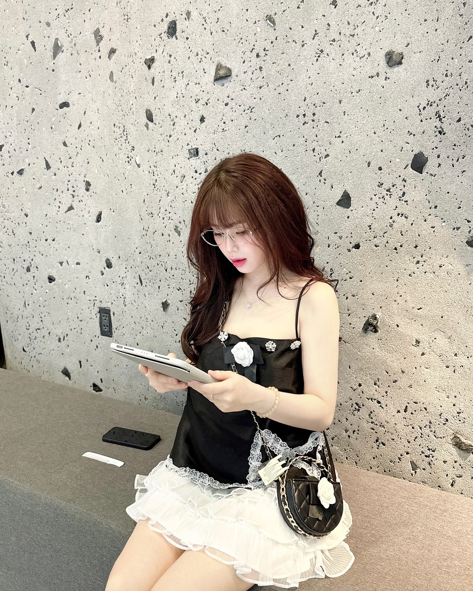 Ana karoline tweet media