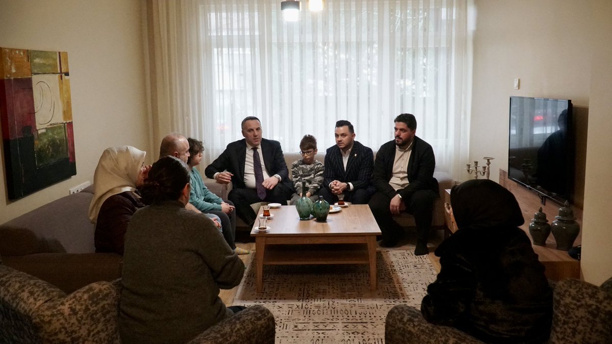 1979 yılında Adana’da şehit olan Komiser Seyfi Pulat’ın kıymetli ailesini ziyaret ettik.

Şehitlerimizin emaneti olan ailelerimizin her daim yanındayız ve vatan uğruna gösterdikleri fedakârlıklara sonsuz minnettarız. 

Şehidimizin ruhu şad, makamı âli olsun. 🇹🇷