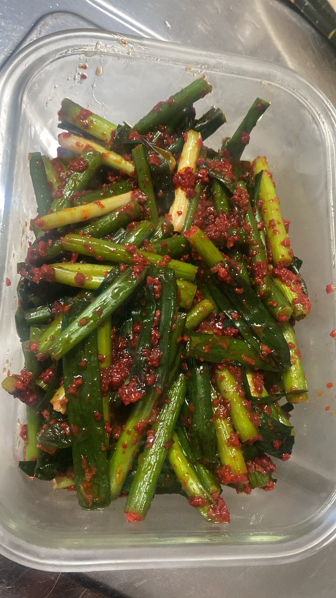 AndKyonkyon's tweet photo. にんにくの芽🧄をキムチにしてみた！
ご飯、まぜそばにもあう🤤
韓国人🇰🇷の友達から玉ねぎのキムチをお勧めされたから来週作ってみようかな！
色々試すぞー
#たぼーる飯テロ部
#エオルゼア調理部 https://t.co/fXmh2nurOj