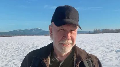 Morreu a lenda Chuck Norris, tinha um filme dele que não me lembro o nome, mas o cara simplesmente é enterrado vivo dentro do próprio carro, acorda, joga cerveja no rosto, liga o veículo e sai dirigindo de dentro da terra como se fosse nada.