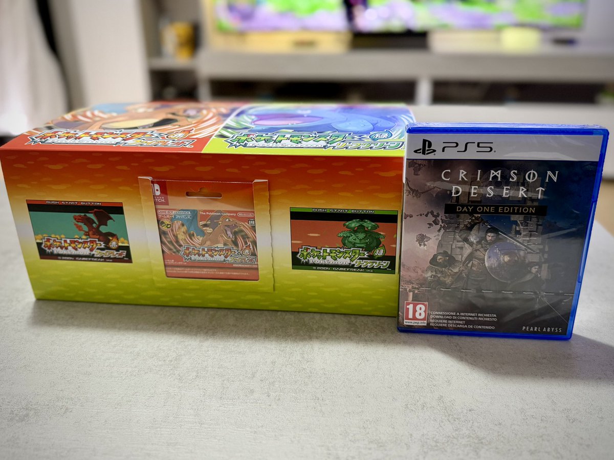 kingJoshGaming's tweet photo. Me acaban de llegar la edición especial coleccionista del 30 aniversario de #pokémon Rojo fuego del centro Pokémon de Japón y el #CrimsonDesert ? 

Sí, me acaban de llegar 😍

#pokémon30thanniversary #PS5Pro https://t.co/GSp4H1Qnqi