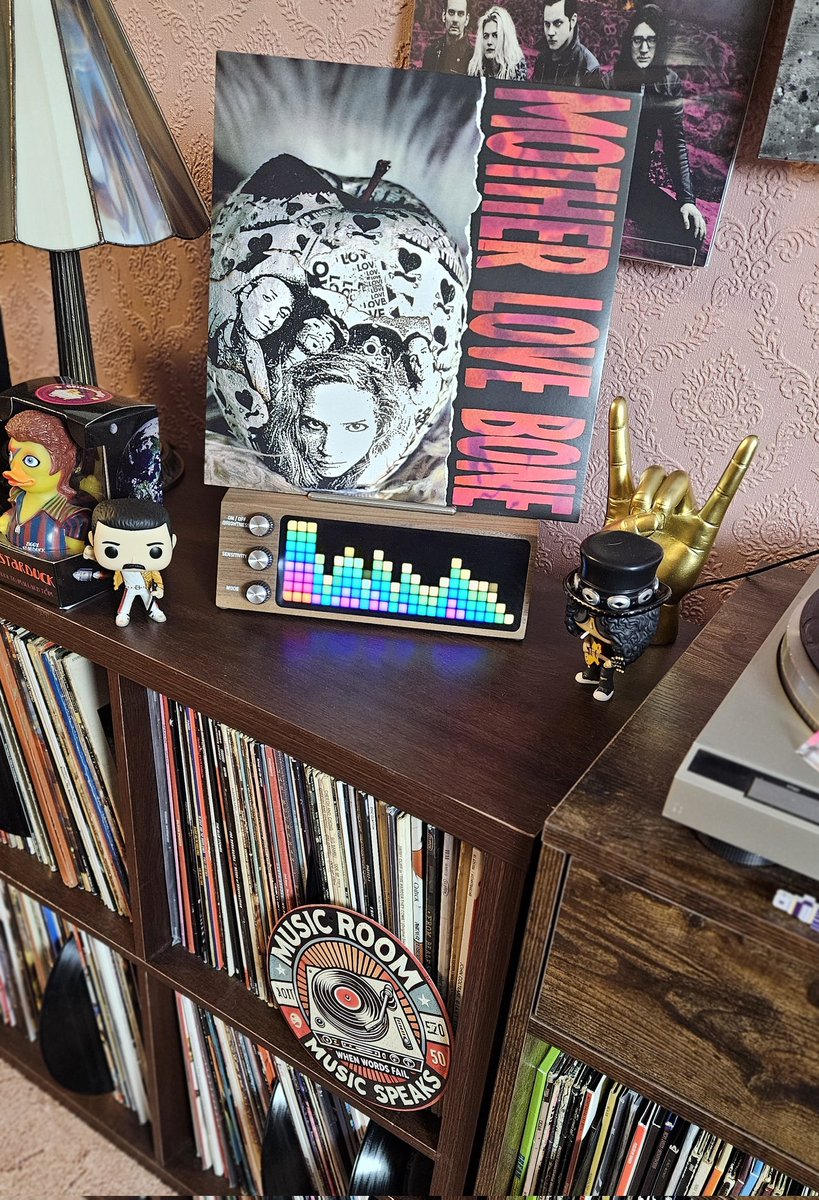 VinylHaggis's tweet photo. Lets give "Apple" by Mother Love Bone a spin 🍏🔥
#NowPlaying Mother Love Bone
#vinylrecords #vinylcollection #vinylcommunity #grunge #motherlovebone #andrewwood https://t.co/AZDpoe0E7t