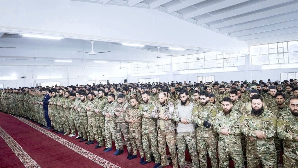 syrien_1libre's tweet photo. 🇸🇾 
Une scène forte… C’est le début de quelque chose d’important et de très GRAND.

Qu’Allah protège les habitants du Levant et ceux qui la défendent. https://t.co/ULdyOl4Z3S