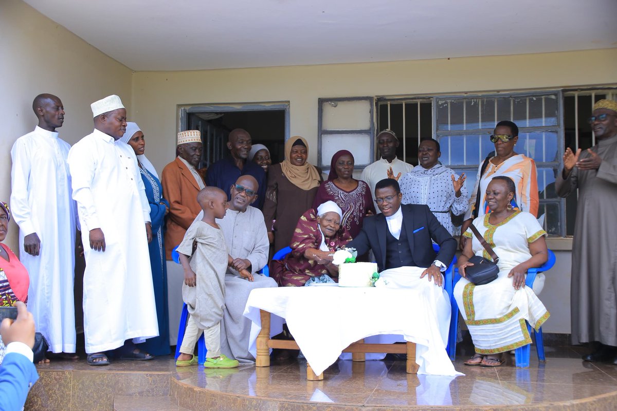 cpmayiga's tweet photo. Nneebaza Hajj Twaha Sserunjogi Mutyaba eyampise okulya n'abooluganda lwe Eid leero e Butambala.

Okubeera ne banno ku lunaku olutukuvu nga luno olwa Eid kintu kikulu, newankubadde twawukana mu ngeri gye tutenderezaamu, tulina okubeera bumu, kubanga ffenna Omutonzi tulina omu, ate obumu butuyamba okukola ebintu bingi ebigasa ffenna.

Ffenna tewali yali alabye ku Katonda, kyokka tumwagala, kati nga bwe tumwagala era tuteekwa n'okwagala bantu bannaffe kubanga ate bbo tubalabako, ekyo ne Katonda ky'ayagala, Omusiraamu akolagane n'Omukiristo, Omuganda akolagane n'Omusoga, bwe tutyo.

"Yagala munno nga ggwe bwe weyagala". Mwebale kusiiba, tusaba Allah akkirize🙏