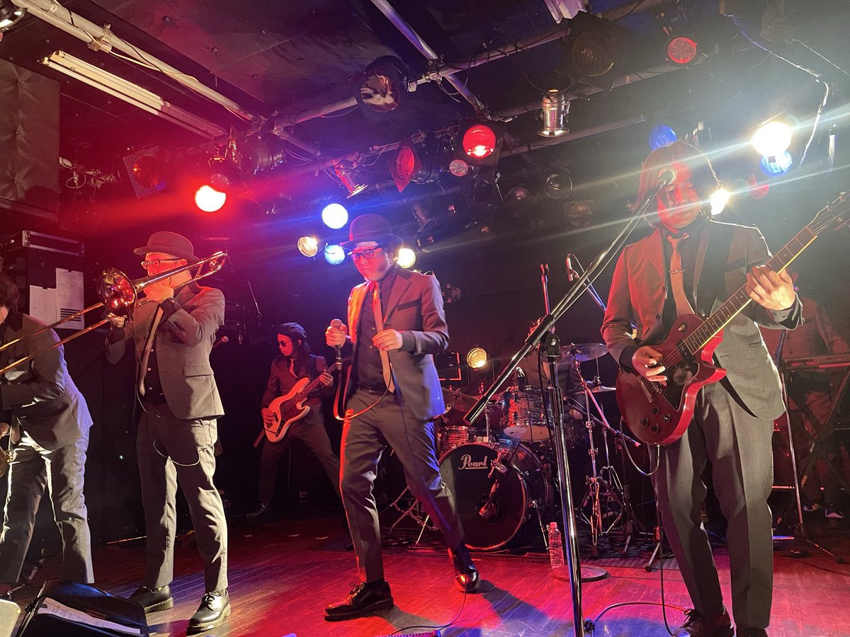 satoutaka's tweet photo. 今夜は横浜BAYSISにてEmpty Black Boxのライヴ！

サマンサとバスを待つ(from END&amp;ODDS)のBa.小川さんの節目のイベントということで、胸のすくようなエモーショナルなロックが鳴り続ける夜でした🔥

jimmyhatの皆さんともバイブスが高まって、また次に繋がる予感です！

#jimmyhat
#EmptyBlackBox https://t.co/DUPCg5lDeM