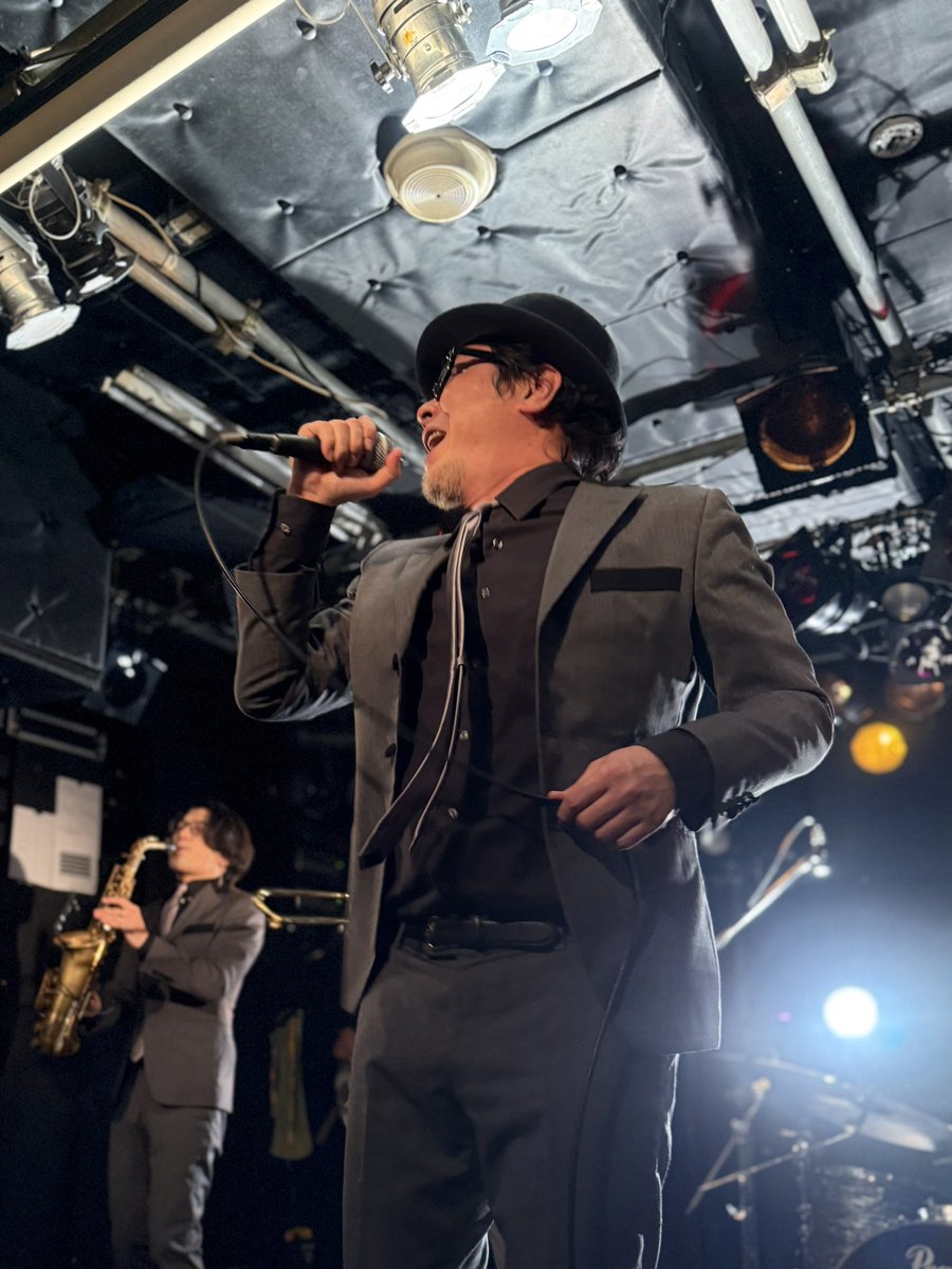 satoutaka's tweet photo. 今夜は横浜BAYSISにてEmpty Black Boxのライヴ！

サマンサとバスを待つ(from END&amp;ODDS)のBa.小川さんの節目のイベントということで、胸のすくようなエモーショナルなロックが鳴り続ける夜でした🔥

jimmyhatの皆さんともバイブスが高まって、また次に繋がる予感です！

#jimmyhat
#EmptyBlackBox https://t.co/DUPCg5lDeM