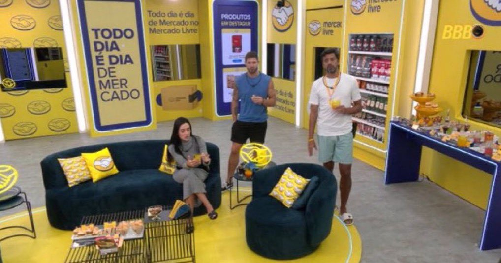 horadafofocatv's tweet photo. 🚨#BBB26: Internautas criticam integrantes do VIP por consumirem alimentos e bebidas liberados nas compras do mercado, mesmo com toda a casa no Tá com Nada — prática que, segundo as regras, é proibida. https://t.co/ZY6EBMTX4d
