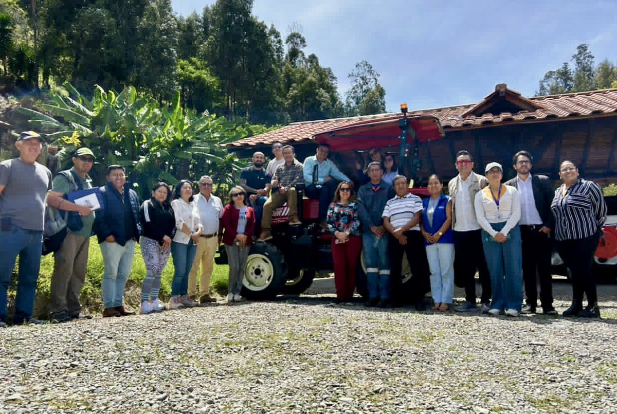 ☕🚜| <a href="/AlexandraMJaraM/">Alexandra Jara</a>, gobernadora, da seguimiento a la aplicación de políticas públicas para fortalecer el agro.

Seguimos realizando capacitaciones sobre el uso del tractor SOMA 100% subvencionado para ASCAFEEL, asociación de café de especialidad, con apoyo de <a href="/Agricultura_CZ7/">Agricultura Coordinación Zona 7</a>