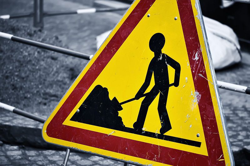 VChateaubriant's tweet photo. ⚠️ Le 27 mars prochain, la rue de Verdun fera l’objet de #travaux de réfection en #enrobé, sur le tronçon compris entre la rue de Metz et la rue de Nancy, par la société Sauvager TP.  
🚧Une #signalisation spécifique de déviation sera mise en place. 
👉 https://t.co/uKgEzVz96P https://t.co/FPEsThhJZf