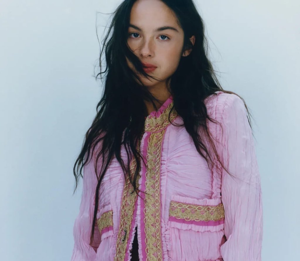 oliviarodrbr's tweet photo. 🚨 MENSAGEM COMPLETA DA NOVA HOTLINE DE OLIVIA RODRIGO:

"No último dia da temporada de peixes, essa mensagem foi pra você. Pegue o que fizer sentido e deixe o resto.

Esperar pelo seu destino pode parecer como ver tinta secando, mas sua paciência será recompensada em breve. Você pode achar que tem todas as respostas, mas o universo ainda tem mais a revelar.

A escrita está na parede, mas a primeira mensagem pode não mostrar tudo. Confie na sua intuição. Espere uma clareza verdadeira logo depois da lua rosa.

Até lá, siga as estrelas, seu guias  e confie no seu coração, sabendo que o melhor ainda está por vir."