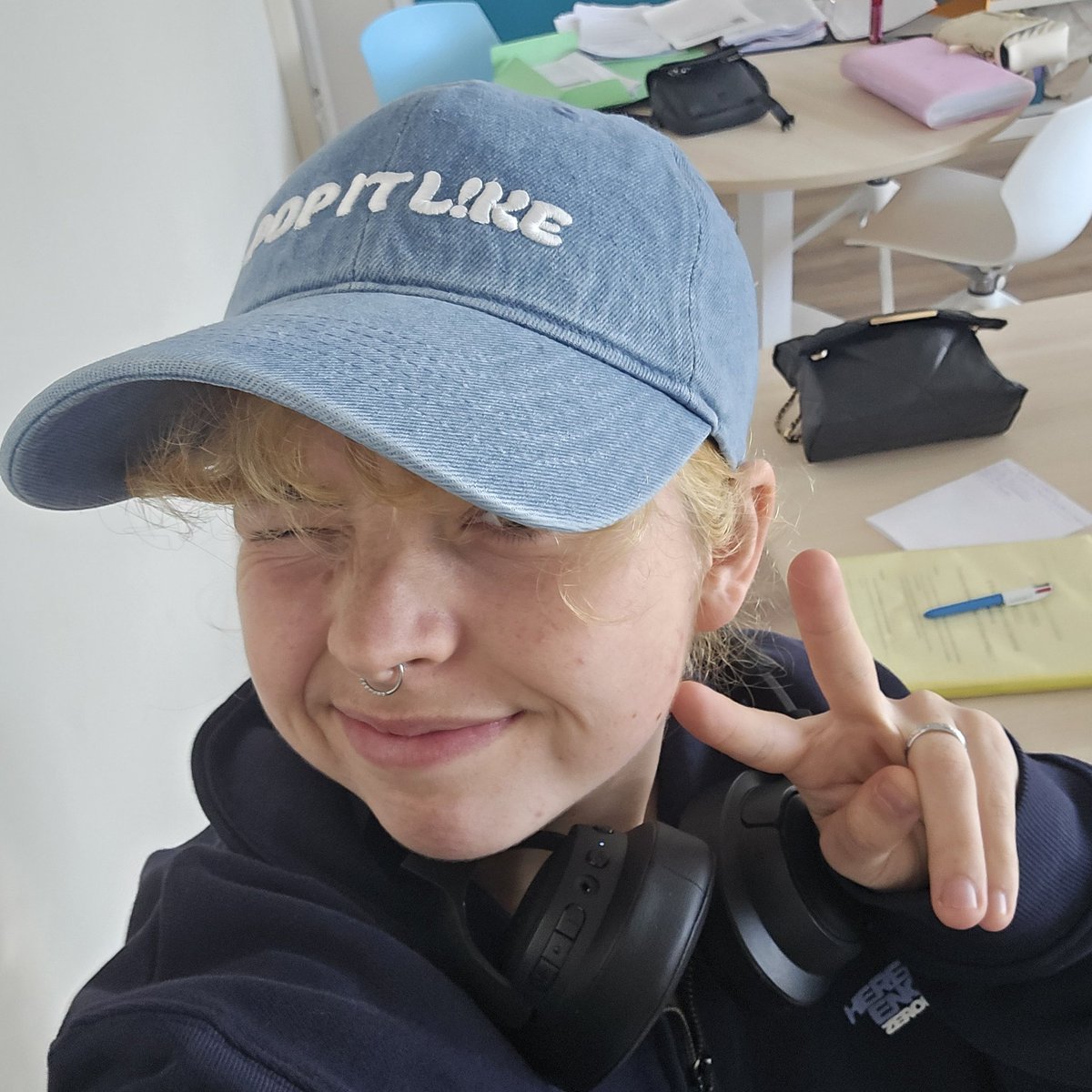 cOlayne⁹ who bump into kb with her umbrella tweet media