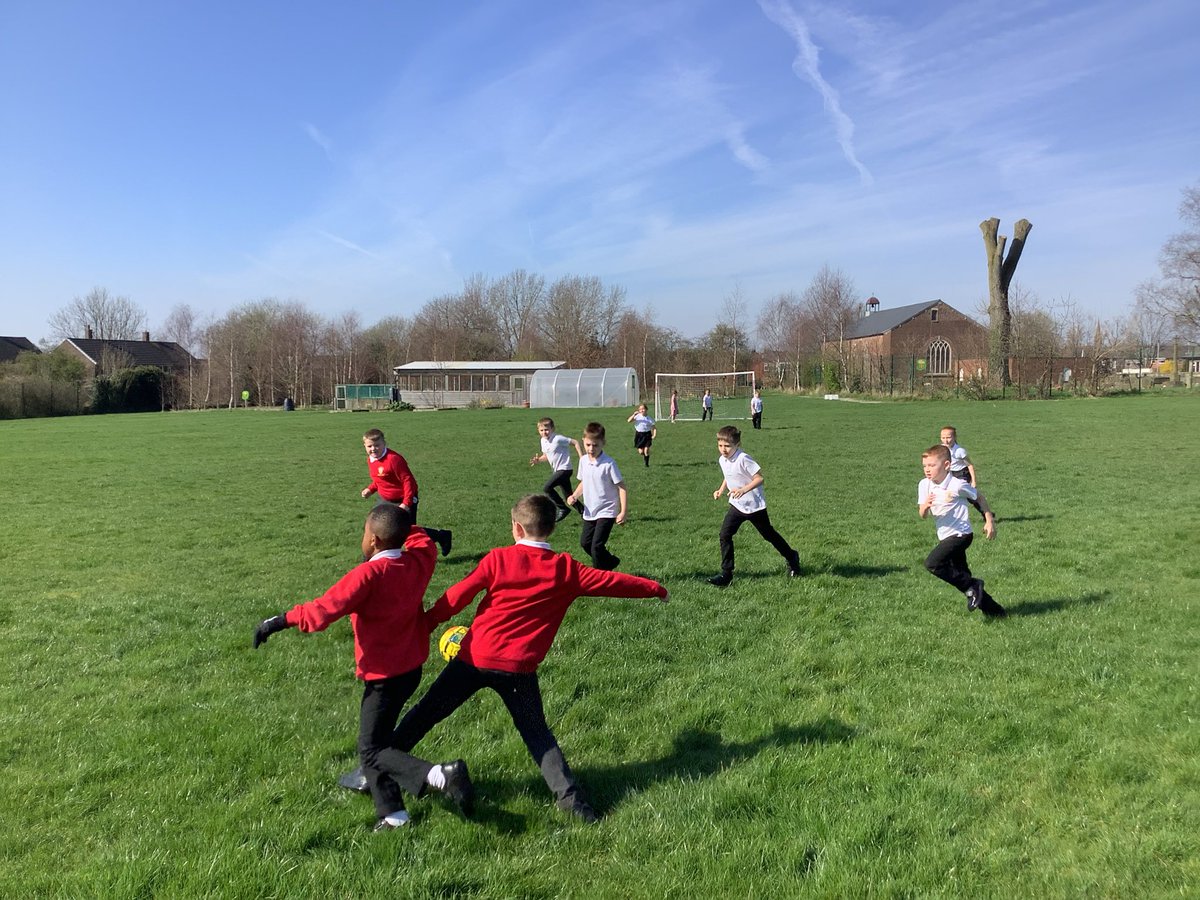 Y3HAS's tweet photo. Getting some fresh air after working extra hard during assessment week🤩☀️ https://t.co/Fy4pdQviwL