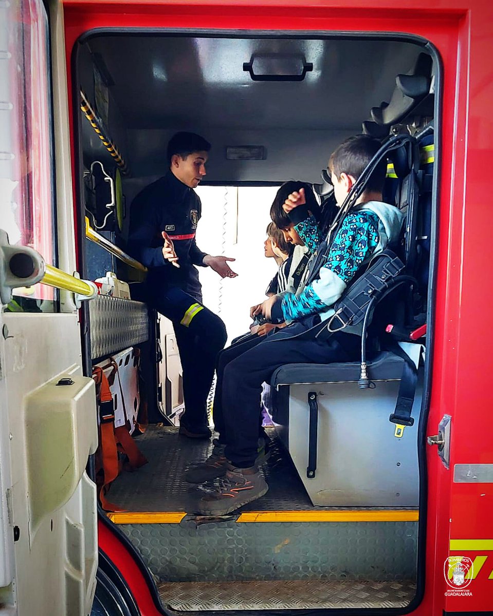 bomberosgu's tweet photo. 👩‍🚒 #VISITASCOLES 👧

Esta semana hemos tenido doble visita al parque de bomberos, han venido a vernos alumnos de primaria del CRA Francisco Ibáñez y de @maristasguada 🎉😊

#BomberosGU #SeguridadGU #Bomberos https://t.co/Q3aQakDBFa