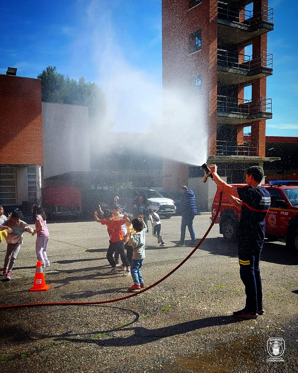 bomberosgu's tweet photo. 👩‍🚒 #VISITASCOLES 👧

Esta semana hemos tenido doble visita al parque de bomberos, han venido a vernos alumnos de primaria del CRA Francisco Ibáñez y de @maristasguada 🎉😊

#BomberosGU #SeguridadGU #Bomberos https://t.co/Q3aQakDBFa