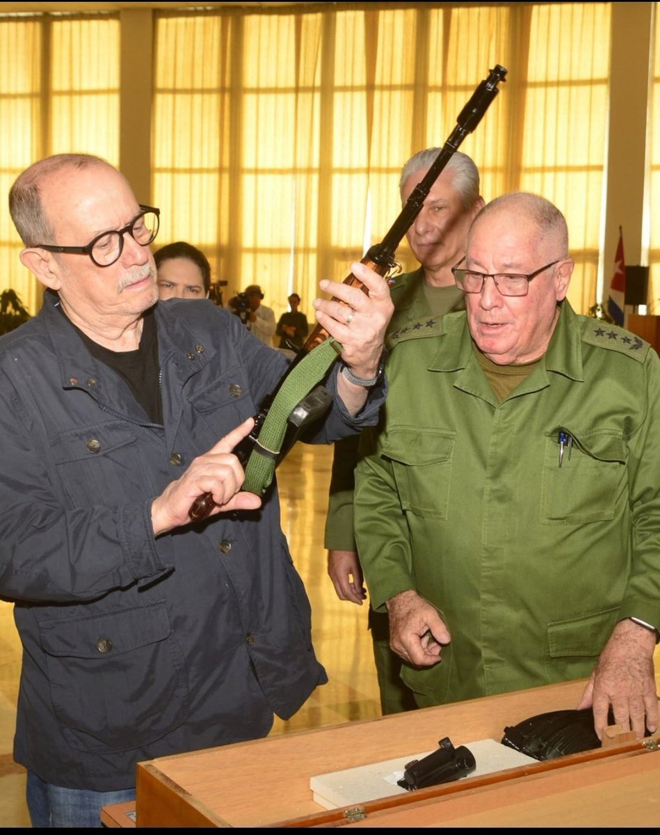 Silvio Rodríguez: “Exijo mi AKM, si se lanzan. Y conste que lo digo muy en serio”, 👇

‼️‼️Y se lo dieron‼️‼️
Lo recibió de manos del Ministro de las FAR Álvaro López Miera.

‼️‼️Silvio ya tiene su fusil para defender la Patria‼️‼️

#CubaEstáFirme
#DefendiendoCuba🇨🇺💪❤️