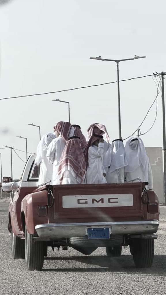 « وترى أبرك الحزات يومٍ صدف عيد
 وجمعة أسبوعٍ صادفت يوم عيده » 
— بندر بن سرور .