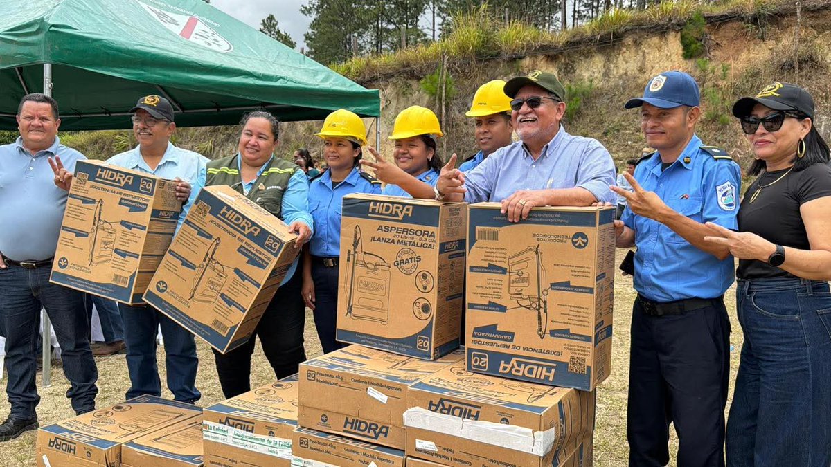 AdelanteSiempr_'s tweet photo. #NuevaSegovia fortalece brigadas comunitarias ante la temporada de incendios forestales 2026 🔥🌳. Desde El Amparo, San Fernando, inició el plan de prevención con apoyo del Gobierno y fuerzas como Policía 👮‍♂️, Ejército 🪖, Bomberos 🚒 y MARENA 🌱 para proteger a la población. https://t.co/d0rK4XPVuh