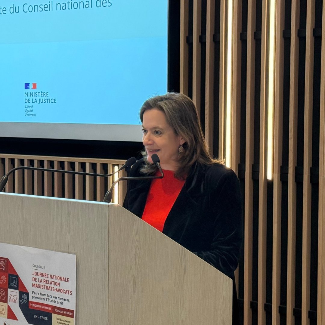 CNBarreaux's tweet image. [#Événement ⚖️] « Disons-le : cela ne peut pas durer. Et nous ne pouvons attendre qu’un drame advienne pour réagir. »

📌 Les attaques contre la Justice se multiplient, qu’elles visent les institutions, les décisions ou celles et ceux qui les incarnent. Une réalité que déplore et