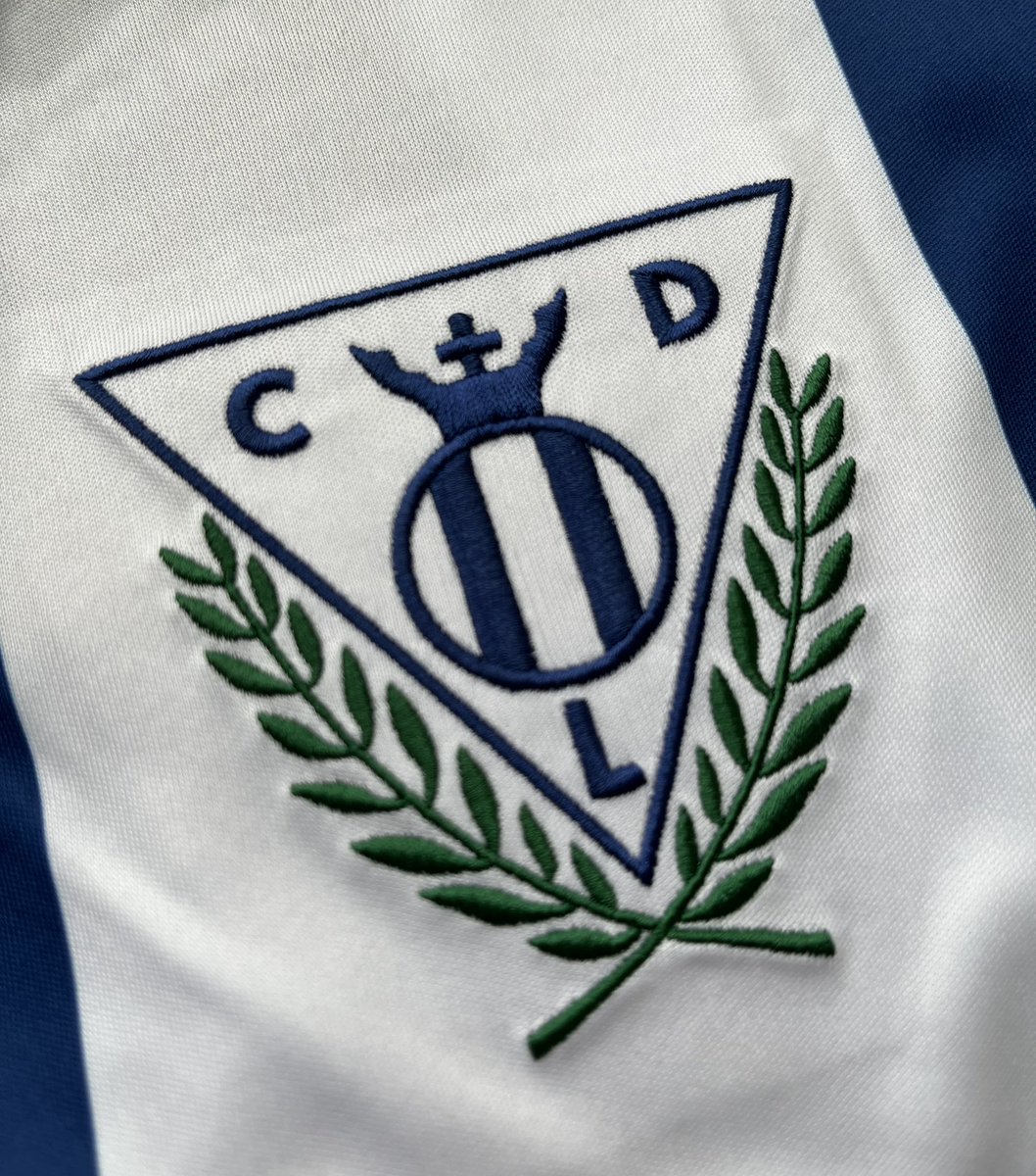 ts_lega's tweet photo. Con la camiseta del @cdleganes en mis manos, puntos a favor y puntos mejorables:

🟢 Inspirada en diseño icónico.
🟢 Escudo y logo Joma de la época ( esta vez bordados y en las de la 97/98 sublimados).
🟢 Patrocinadores sublimados (no son vinilos pegados).
🟢 Parche LFP bordado. https://t.co/7FMIwvXFiM