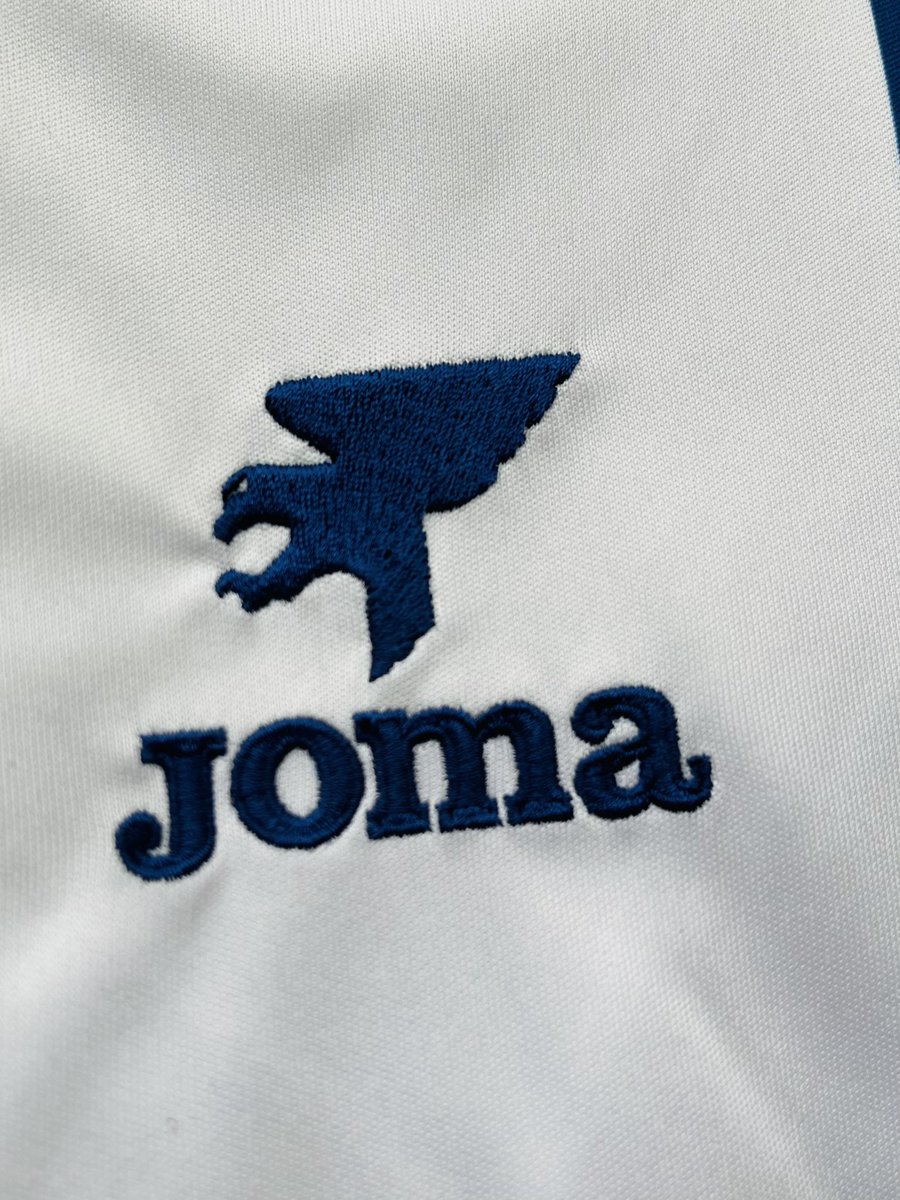 ts_lega's tweet photo. Con la camiseta del @cdleganes en mis manos, puntos a favor y puntos mejorables:

🟢 Inspirada en diseño icónico.
🟢 Escudo y logo Joma de la época ( esta vez bordados y en las de la 97/98 sublimados).
🟢 Patrocinadores sublimados (no son vinilos pegados).
🟢 Parche LFP bordado. https://t.co/7FMIwvXFiM