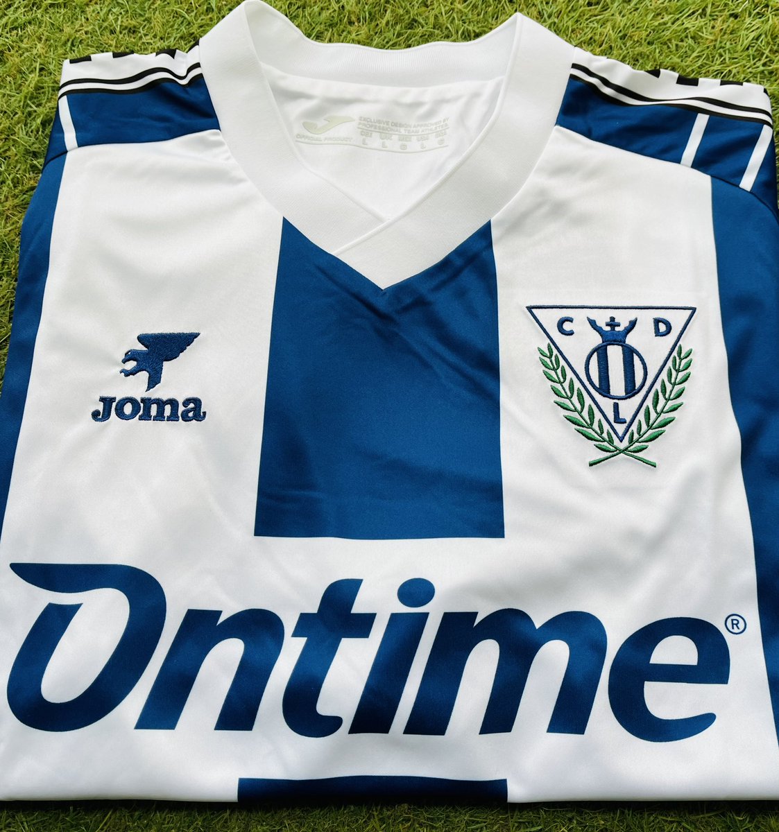 ts_lega's tweet photo. Con la camiseta del @cdleganes en mis manos, puntos a favor y puntos mejorables:

🟢 Inspirada en diseño icónico.
🟢 Escudo y logo Joma de la época ( esta vez bordados y en las de la 97/98 sublimados).
🟢 Patrocinadores sublimados (no son vinilos pegados).
🟢 Parche LFP bordado. https://t.co/7FMIwvXFiM