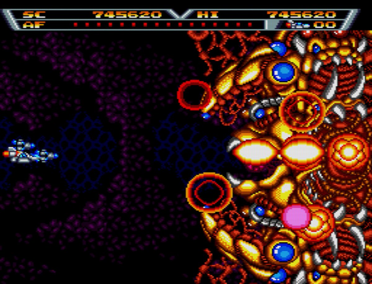 retrobro8's tweet photo. Ayer cayó #1cc del #ArrowFlash, uno de los #shmups que aparecieron en la época más temprana de la #Megadrive. Y se nota, el juego no destaca mucho dentro del impresionante catálogo del género en la consola de #Sega.
Son 6 fases en total, las 5 primeras de un tamaño bastante considerable comparada con la última, hasta tal punto que prácticamente cada fase se divide en dos partes donde el decorado y los enemigos cambian radicalmente.
Lo más interesante del juego quizá sea la posibilidad de cambiar entre la forma "nave" y la forma "mecha".
En la primera, los "bits" (u "options") que acompañan a nuestra nave van cambiando de posición mientras nos movemos y el ataque especial (el "Arrow Flash") es una cortina de balas con forma de flecha. Mientras que en la segunda, los "bits" permanecen estáticos y el ataque especial no solo hace que nuestra nave se vuelva invulnerable durante unos pocos segundos, sino que dañaremos a los enemigos al entrar en contacto con ellos. El cargador de Arrow Flash se rellena cogiendo los items "A" esparcidos a lo largo del juego, y entre fases se rellenan unos pocos.
En su modo de dificultad Normal el juego es relativamente accesible, el modo nave Mecha causa estragos en los enemigos de fase y caen a los pocos segundos. Básicamente esa es la estrategia, durante la fase ir en modo Nave, y con los bosses cambiar a modo Mecha para fundirlos con el ataque especial. Eso sí, hay que ir con bastante cuidado e intentar memorizar varias partes, si morimos en mal sitio la recuperación puede ser bastante difícil y será mejor resetear.
En fin, me da la impresión de que este juego ha quedado más que nada como una curiosidad, pero a lo mejor me animo e intento acabar su "título hermano", el "Whip Rush".
#STG #retrogaming #レトロゲーミング #メガドライブ #セガ #シューティングゲーム #アローフラッシュ