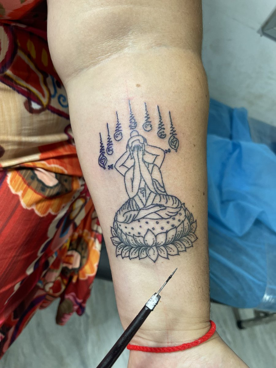 Monkhmersakyant's tweet photo. This arahant (khwarm) Khmer yantra 🕉️ the meaning is protection strength and good luck 🍀 
Done with bamboo sticks or hand poke by Siem Reap sak yan tattoo studio. 

#tattoo #sakyanttattoo #blessings #spiritual  #tattoo #tattooartist #tattoolife #sakyant #bamboostick #siemreapsakyanttattoostudio #spiritual #traditionaljewelleryonline #taholsakyanttattoo #magic #khmersakyant #blessed