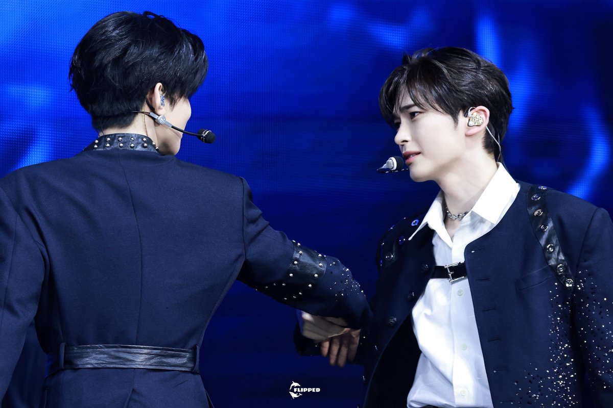 tori 🐬 tweet media