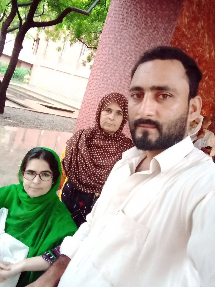 Saeed_Baloch25's tweet photo. حمیدہ کینسر کی وجہ سے وفات پاگئی، اسکا بھائی صغیر بلوچ پچھلے سال ریاستی سیکورٹی فورسز نے جبری طور پر لاپتہ کیا تھا جو ابھی تک بازیاب نہیں هوا ہے۔۔

اب ایسے گھر میں بھلا والدین کیسے عید منا سکیں گے ؟ 

#EndEnforcedDisappearnces
#ReleaseBalochMissingPersons https://t.co/l7okfKPLc4