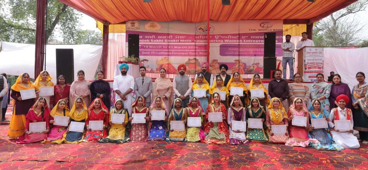 DproMoga's tweet photo. *ਮੋਗਾ ਵਿਖੇ ਪੰਜਾਬ ਸਖੀ ਸ਼ਕਤੀ ਮੇਲੇ ਦੇ ਦੂਸਰੇ ਦਿਨ ਮੰਡੇਰ ਬ੍ਰਦਰਜ ਨੇ ਲਗਾਈਆਂ ਰੌਣਕਾਂ*

*ਵਿਧਾਇਕ ਡਾ. ਅਮਨਦੀਪ ਕੌਰ ਅਰੋੜਾ, ਦਵਿੰਦਰਜੀਤ ਸਿੰਘ ਲਾਡੀ ਢੋਸ ਤੇ ਡਿਪਟੀ ਕਮਿਸ਼ਨਰ ਨੇ ਕੀਤੀ ਵਿਸ਼ੇਸ਼ ਸ਼ਿਰਕਤ*

*ਸਟਾਲਾਂ ਲਗਾਉਣ ਵਾਲੇ ਭਾਗੀਦਾਰਾਂ ਨੂੰ ਵੰਡੇ ਸਰਟੀਫਿਕੇਟ*

* https://t.co/m56BPkUkv3