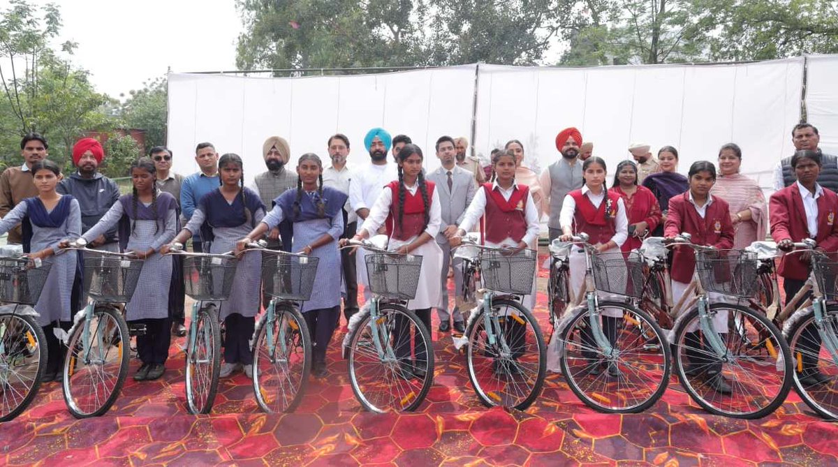 DproMoga's tweet photo. *ਮੋਗਾ ਵਿਖੇ ਪੰਜਾਬ ਸਖੀ ਸ਼ਕਤੀ ਮੇਲੇ ਦੇ ਦੂਸਰੇ ਦਿਨ ਮੰਡੇਰ ਬ੍ਰਦਰਜ ਨੇ ਲਗਾਈਆਂ ਰੌਣਕਾਂ*

*ਵਿਧਾਇਕ ਡਾ. ਅਮਨਦੀਪ ਕੌਰ ਅਰੋੜਾ, ਦਵਿੰਦਰਜੀਤ ਸਿੰਘ ਲਾਡੀ ਢੋਸ ਤੇ ਡਿਪਟੀ ਕਮਿਸ਼ਨਰ ਨੇ ਕੀਤੀ ਵਿਸ਼ੇਸ਼ ਸ਼ਿਰਕਤ*

*ਸਟਾਲਾਂ ਲਗਾਉਣ ਵਾਲੇ ਭਾਗੀਦਾਰਾਂ ਨੂੰ ਵੰਡੇ ਸਰਟੀਫਿਕੇਟ*

* https://t.co/m56BPkUkv3