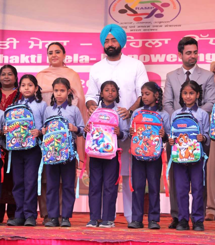 DproMoga's tweet photo. *ਮੋਗਾ ਵਿਖੇ ਪੰਜਾਬ ਸਖੀ ਸ਼ਕਤੀ ਮੇਲੇ ਦੇ ਦੂਸਰੇ ਦਿਨ ਮੰਡੇਰ ਬ੍ਰਦਰਜ ਨੇ ਲਗਾਈਆਂ ਰੌਣਕਾਂ*

*ਵਿਧਾਇਕ ਡਾ. ਅਮਨਦੀਪ ਕੌਰ ਅਰੋੜਾ, ਦਵਿੰਦਰਜੀਤ ਸਿੰਘ ਲਾਡੀ ਢੋਸ ਤੇ ਡਿਪਟੀ ਕਮਿਸ਼ਨਰ ਨੇ ਕੀਤੀ ਵਿਸ਼ੇਸ਼ ਸ਼ਿਰਕਤ*

*ਸਟਾਲਾਂ ਲਗਾਉਣ ਵਾਲੇ ਭਾਗੀਦਾਰਾਂ ਨੂੰ ਵੰਡੇ ਸਰਟੀਫਿਕੇਟ*

* https://t.co/m56BPkUkv3