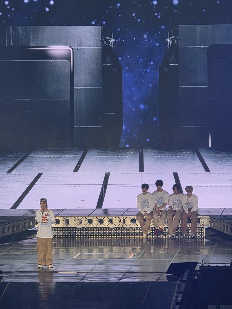 Qutilover's tweet photo. 이 구도가 너무 웃김 https://t.co/GRshVXyYxF