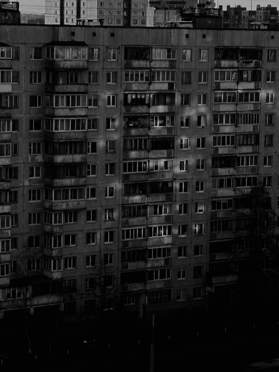 ksnvds's tweet photo. Солнце играет на домах с отражением, а я с фотографиями https://t.co/Dz9ZSHWzAI