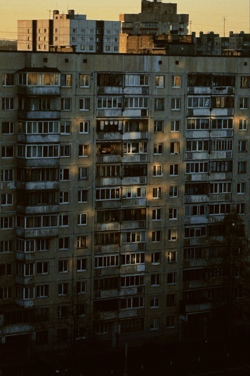 ksnvds's tweet photo. Солнце играет на домах с отражением, а я с фотографиями https://t.co/Dz9ZSHWzAI
