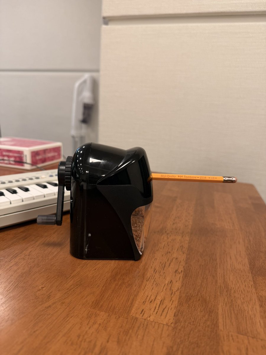 aosiskamada's tweet image. 昨日は
The SiStarsの歌入れで
鉛筆削り
いーなー‼️
なんかちょーどよくとんがって
名古屋弁でトキントキン

 #toshiyakamada
 #forthwaverecordfactory
 #musicproducer
 #thesistars
 #hiroakiigarashi
 #neverknew
 #Yuzuna
 #uta