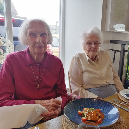 CareTalkMag's tweet image. Ex-RAF nursing officer Anne celebrates 101st birthday with seaside lunch 😊🎂🐟- bit.ly/4rKkkFw

#birthday #celebrate #beach