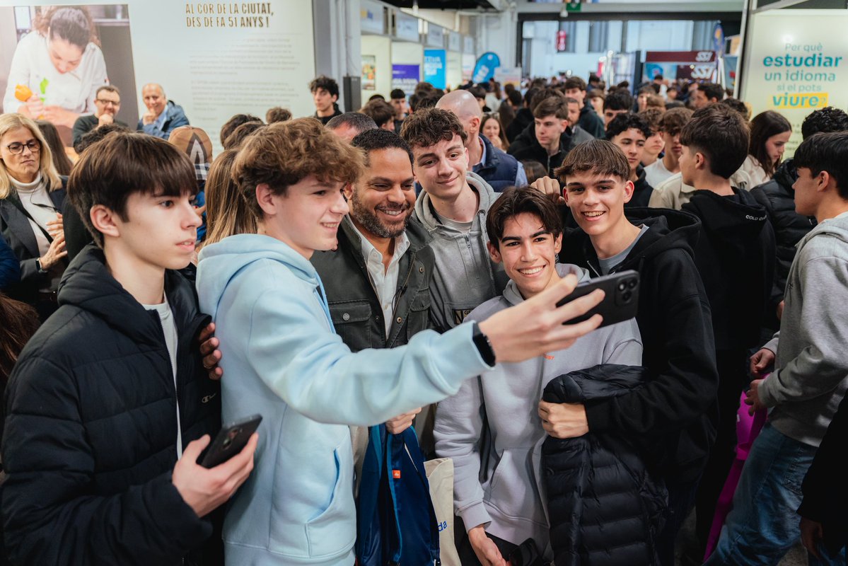 📍Saló de l'Ensenyament (Barcelona).

Abrumado por la ilusión, la confianza y la esperanza que depositan los jóvenes en VOX.

¡Os devolveremos todas las certezas que el bipartidismo os ha arrebatado!

No os defraudaremos.