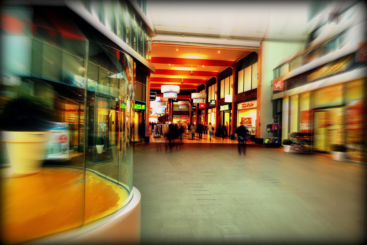 kavout's tweet image. The traditional mall is dead... or is it? The narrative is shifting from extinction to evolution. See how adaptive reuse and experience-driven hubs are rewriting retail's future.

$SPG #RetailRealEstate #FutureofRetail

kavout.com/market-lens/is…