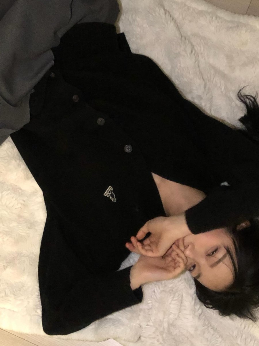 헌션

- 오늘따라 언니가 더 보고싶은 거 알아?
평소엔 잘 몰랐었어.
내 감정이 어떤 감정인지, 그리고 내가 언니를 어떻게 보는지.
이제야 내 감정에 솔직해졌는데 언니가 안 보여.
어디갔어?
내 옆에 계속 있겠다면서... 거짓말쟁이...
...돌아와줘... 부탁이야...
