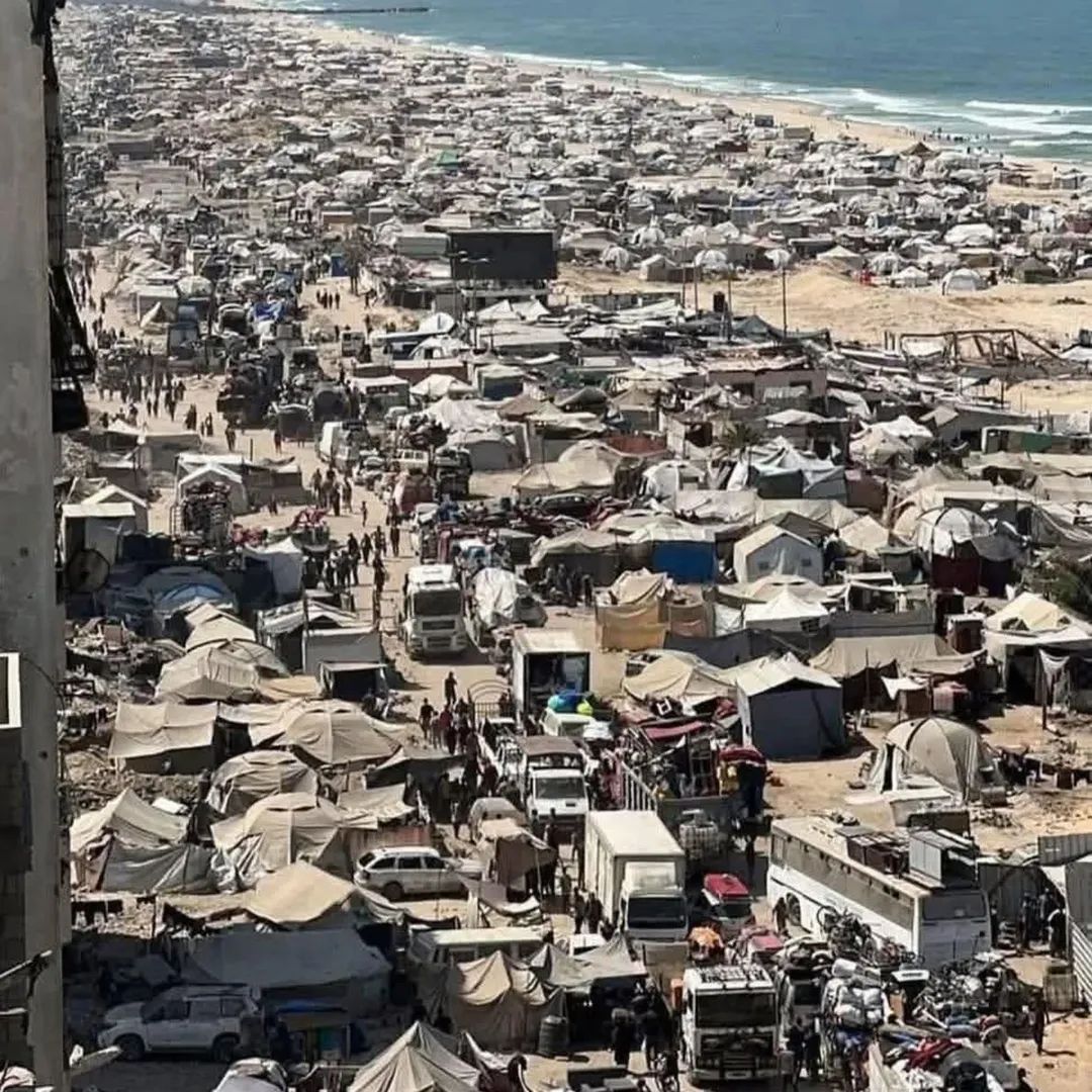 Medo198518's tweet photo. Eid in Gaza is wrapped in a shawl woven from the tattered fabric of worn-out tents. https://t.co/Z4eQmr2dTc