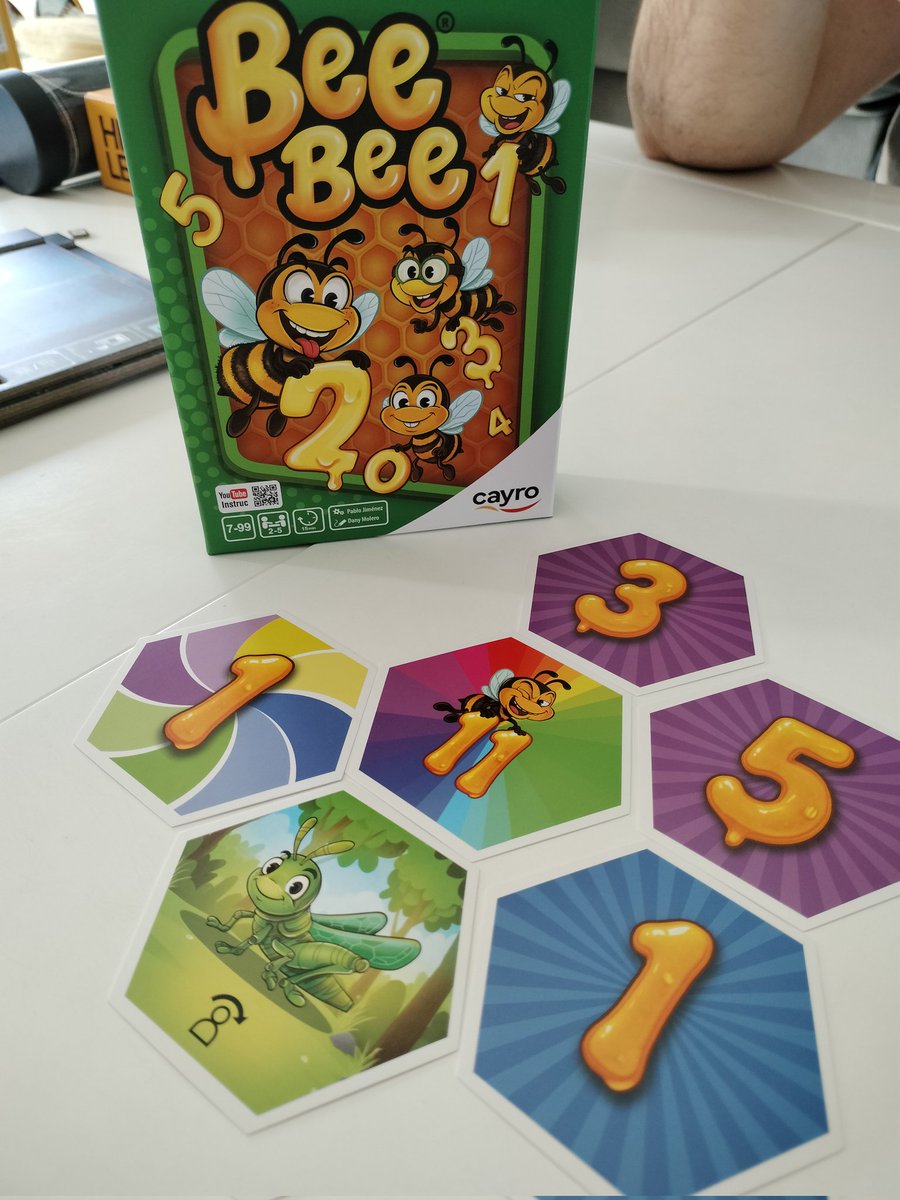 _Owen_Rules_'s tweet photo. Seguimos la tarde con #BeeBee la novedad de @CayroTheGames que está chulísimo a pesar de que podáis pensar. Para todos los públicos pero os aseguro que l@s jugon@s lo vais a gozar.

#OwenRules #JuegosdeMesa https://t.co/XR48uAAfIL