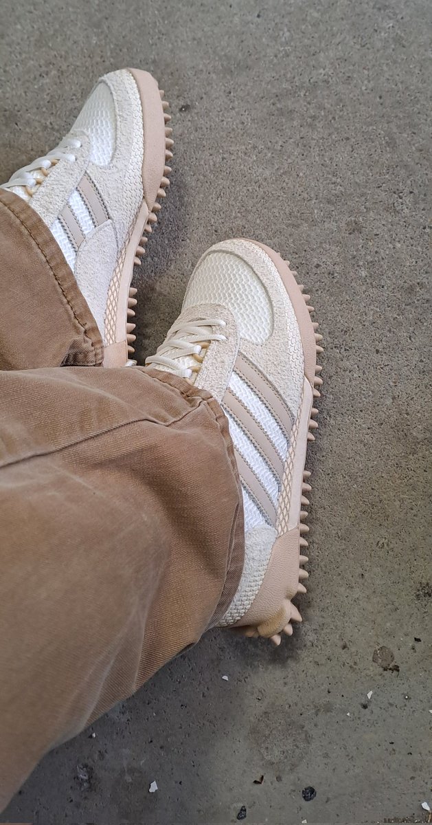 C4ES4R67 tweet media