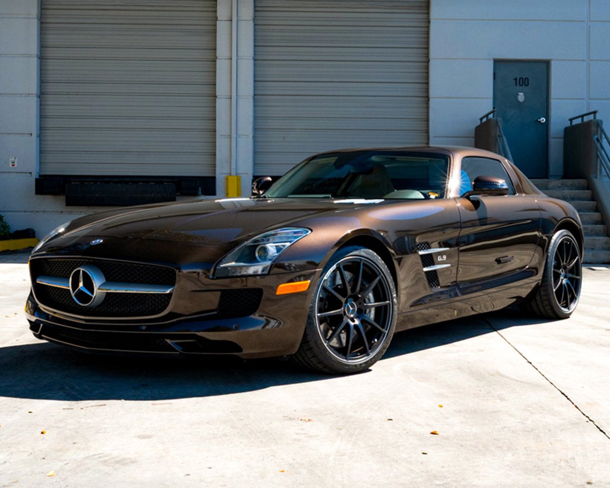 Barrett_Jackson's tweet image. Engineered with purpose, the 2013 @MercedesBenz #SLS #AMG #Gullwing was more than just another high-performance Mercedes, it was a deliberate tribute to one of the most iconic sports cars ever built: the legendary Mercedes-Benz 300SL Gullwing.

Read more: bit.ly/PB26TW-Gullwin…