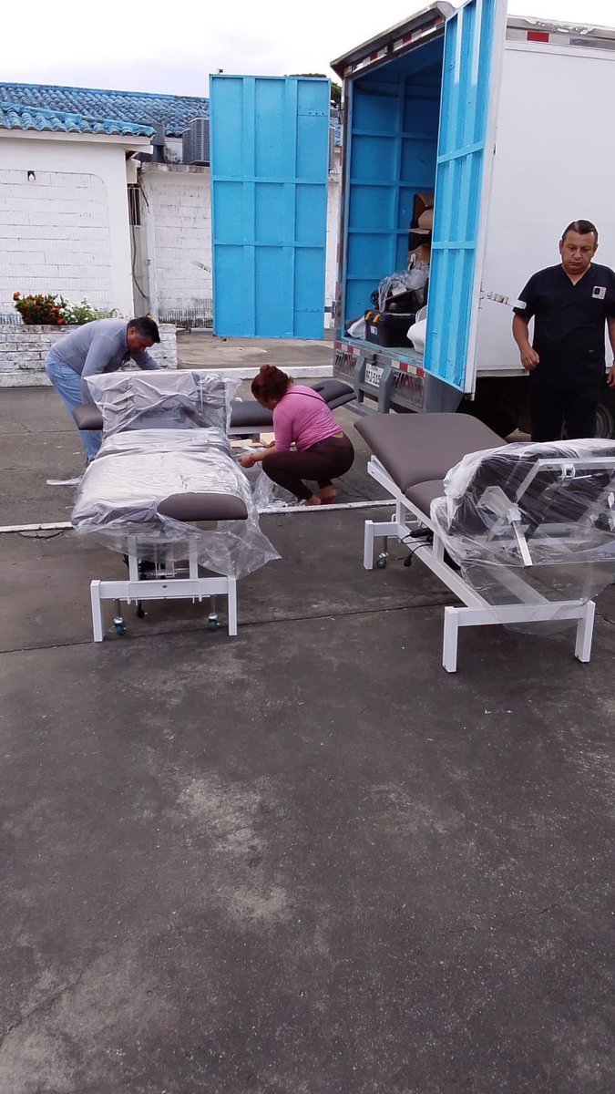 Rahabvillacress's tweet photo. La dirigencia del @CSEmelec 🔵 sigue realizando inversiones importantes para profesionalizar la institución 💼⬆️

Hoy llegaron nuevas camillas eléctricas para fisioterapia y atención médica 🏥⚡

Son equipos de alta calidad que permiten ajustar posiciones y altura, mejorando los tratamientos y la recuperación de los jugadores 💪🔄

Todo esto forma parte del trabajo para elevar el nivel del área médica y la atención del plantel 📈👨‍⚕️