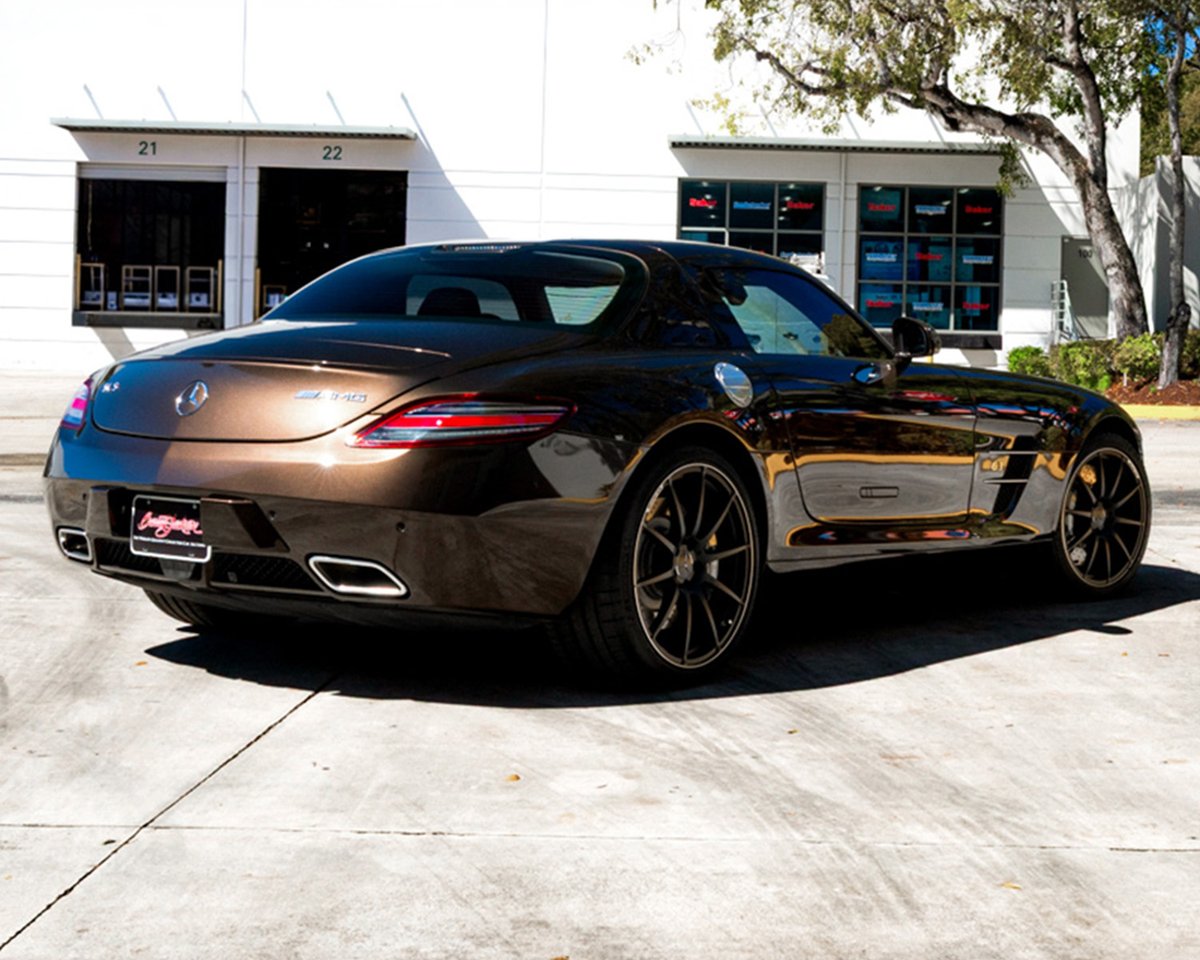 Barrett_Jackson's tweet image. Engineered with purpose, the 2013 @MercedesBenz #SLS #AMG #Gullwing was more than just another high-performance Mercedes, it was a deliberate tribute to one of the most iconic sports cars ever built: the legendary Mercedes-Benz 300SL Gullwing.

Read more: bit.ly/PB26TW-Gullwin…