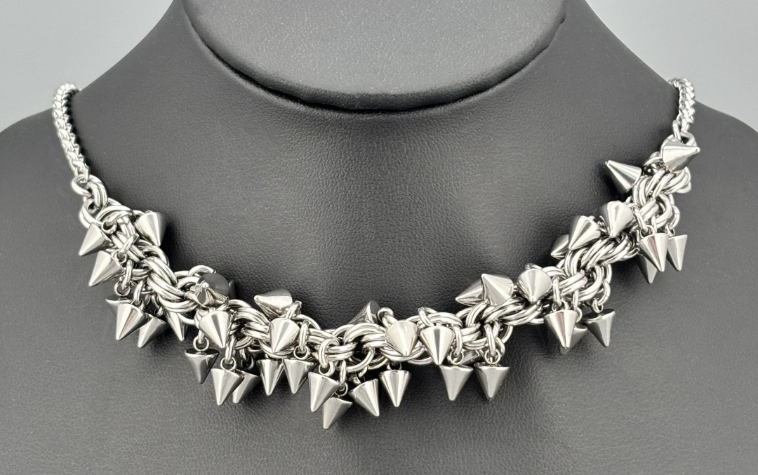 badtabbydesigns's tweet photo. And so it begins…
First event of the year + 3 conventions ahead. New work is ready.
Starting strong with this spiked chainmail necklace—spiral weave, barbed-wire illusion, pure punk energy.
#Chainmail #HandmadeJewelry #PunkStyle #Metalwork #SmallBusiness https://t.co/6bZT4CMY1P