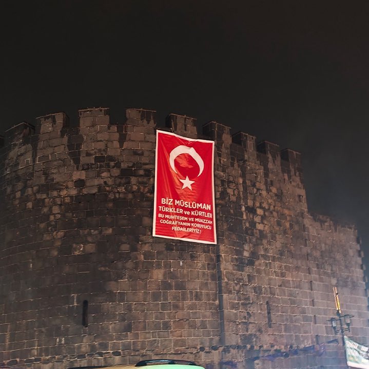 Diyarbakır surlarına asılan bir pankart:

“Biz Müslüman Türkler ve Kürtler, bu muhteşem ve muazzam coğrafyanın koruyucu fedaileriyiz!”
