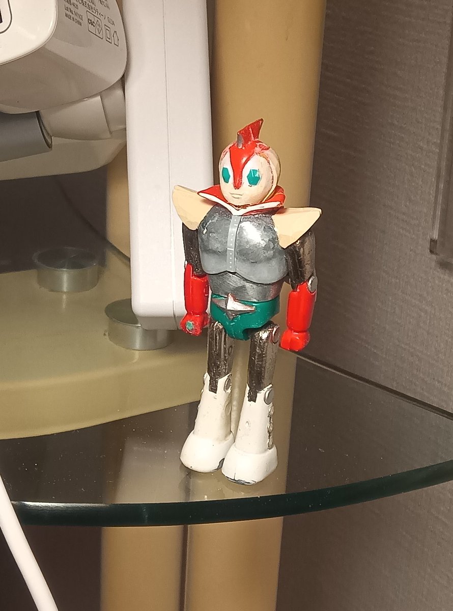 宿泊先のホテルでも制作する人。

ガチャフィグよりもっと丸顔で可愛かったはず、と頭にもパテを盛って、ますますお手軽から遠のくのもいつもの話。